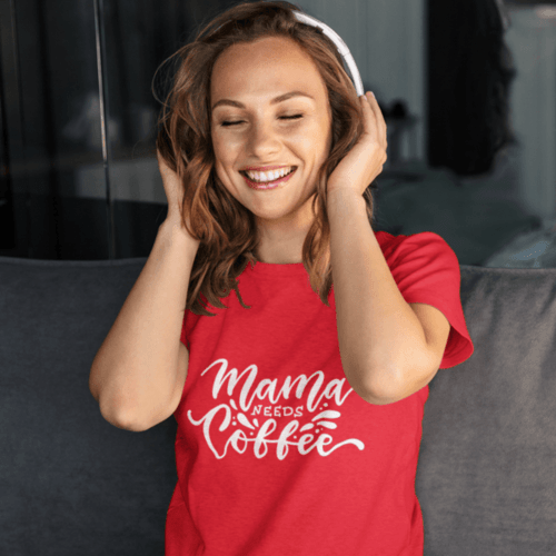 Marškinėliai moterims su užrašu: Mama needs coffe, raudoni