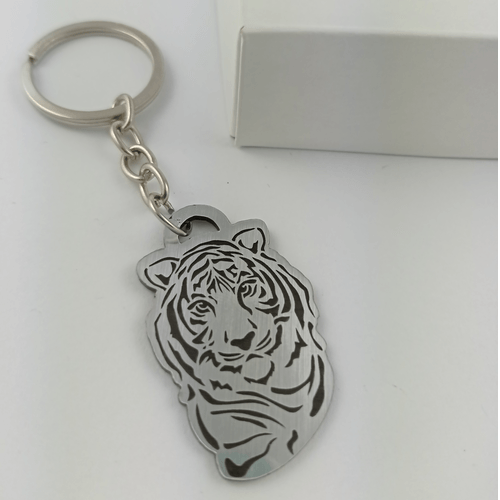 Graviruotas raktų pakabukas sidabrinis tigras
