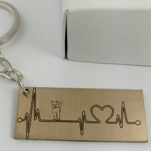 Graviruotas raktų pakabukas širdies pulsas- katinas