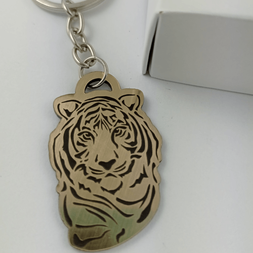Graviruotas raktų pakabukas  su auksiniu tigru