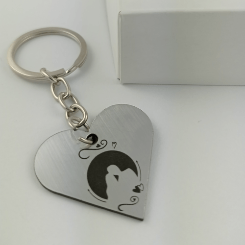 Graviruotas raktų pakabukas sidabrinė širdelė su pora